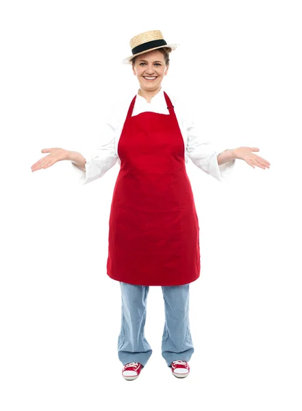 Koch posiert mit offenen Handflächen zur Begrüßung — Stockfoto