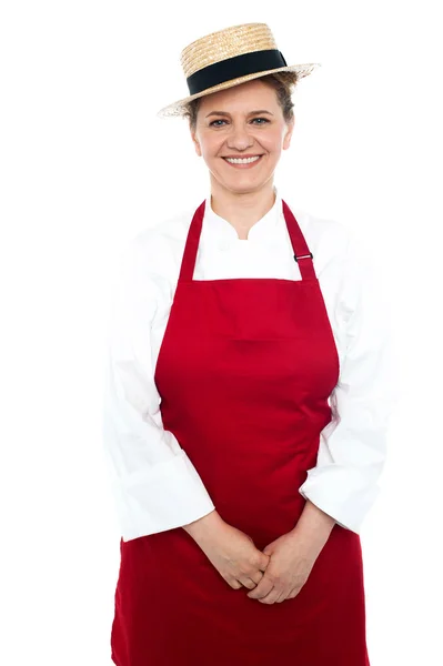 Sorrindo meia idade chef feminino usando chapéu — Fotografia de Stock