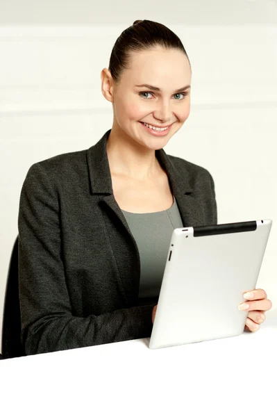 Senhora corporativa usando dispositivo tablet sem fio — Fotografia de Stock