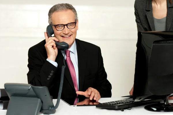 Betagter Geschäftsmann kommuniziert am Telefon — Stockfoto