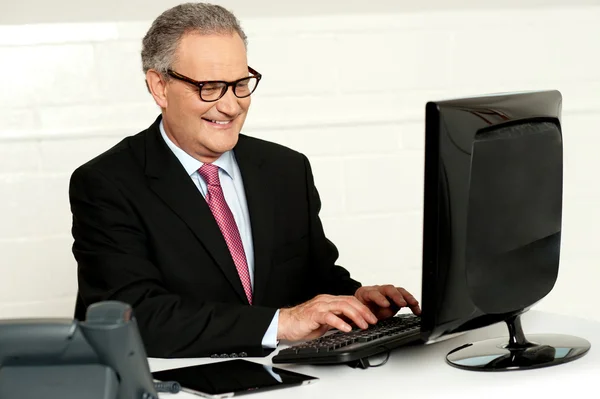 Casual zakenman typen op toetsenbord — Stockfoto