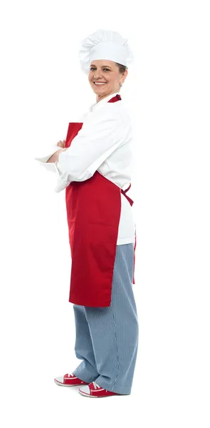 Vista laterale di fiduciosa cuoca di mezza età — Foto Stock