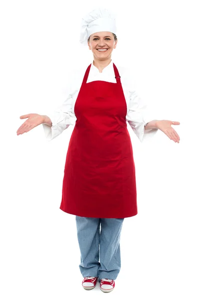 Жіночий шеф-кухар вітає вас з посмішкою — стокове фото