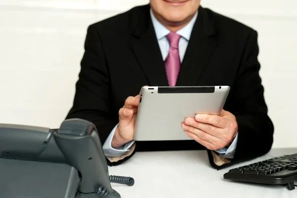 Imagen recortada de hombre de negocios usando tableta pc — Foto de Stock