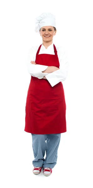 摆在制服的美丽岁女厨师 — 图库照片
