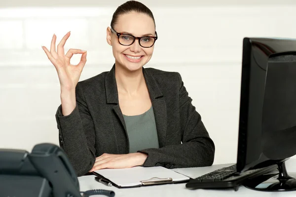 Mujer corporativa mostrando excelente gesto —  Fotos de Stock