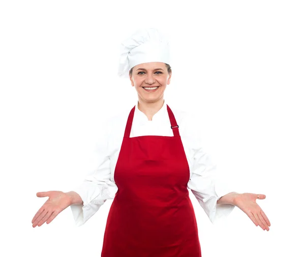 Starszy kucharz kobieta stojąc z otwartej dłoni — Zdjęcie stockowe