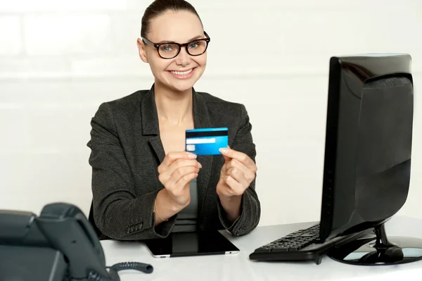 Lächelnde Firmenfrau zeigt Kreditkarte — Stockfoto