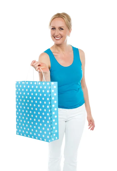 Shopping woman carrying bag, enjoying sale — Stock Photo, Image