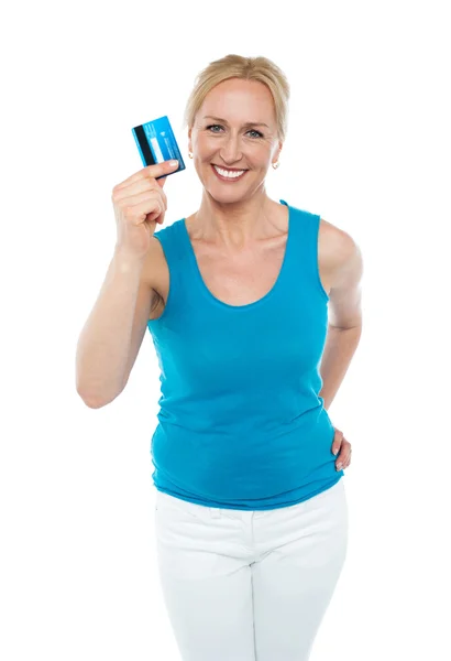 Trendy tengah wanita tua menunjukkan kartu kredit — Stok Foto