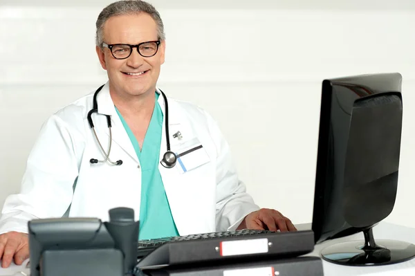Wieku lekarz z stetoskop szyi — Zdjęcie stockowe