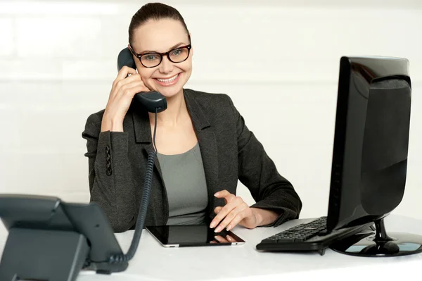 Empresária em óculos comunicando pelo telefone — Fotografia de Stock