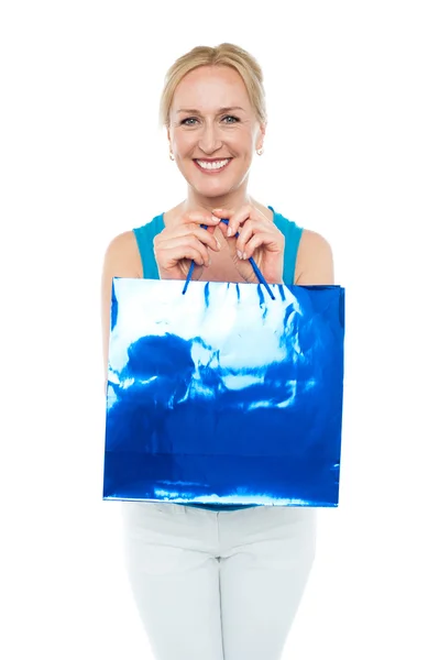 Happy aged woman carrying shopping bag — Stock Photo, Image