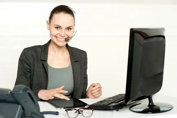 Customer care executive using tablet pc — Stock Photo, Image