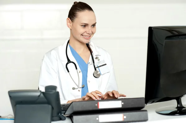 Personel medyczny, pracując na komputerze — Zdjęcie stockowe