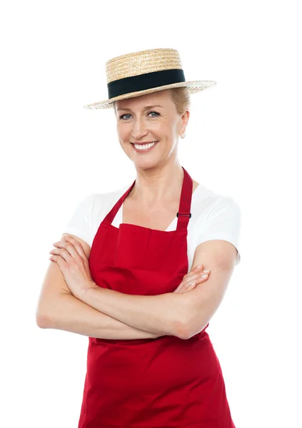 Pewnie wesoły kucharz kobieta kapeluszu — Zdjęcie stockowe