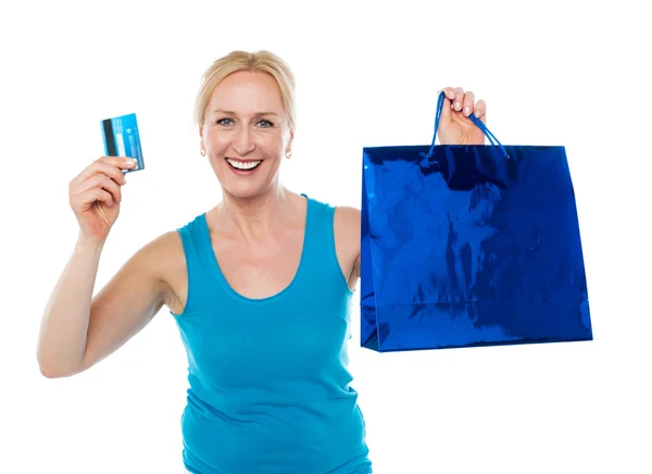 Shopper mujer sosteniendo bolsa y tarjeta de crédito —  Fotos de Stock