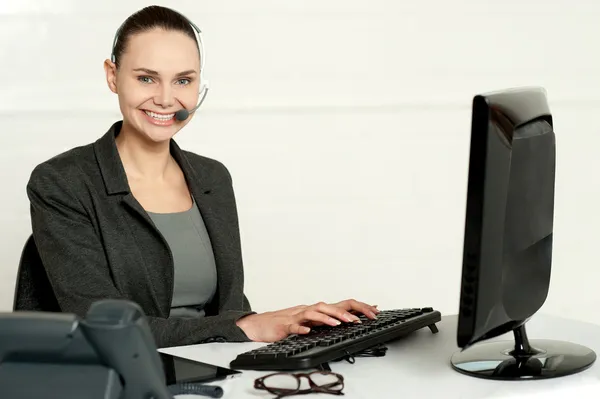 Vrouwelijke werknemer meewerkende klanten — Stockfoto