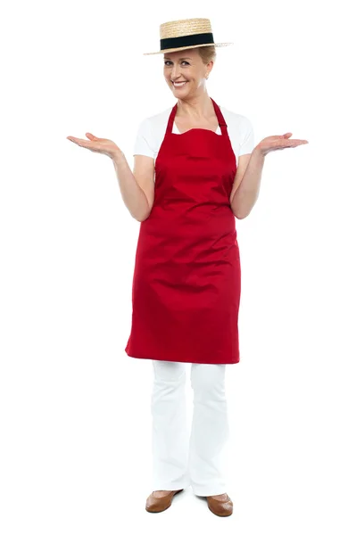 Cool volledige lengte portret van vrouwelijke chef-kok — Stockfoto