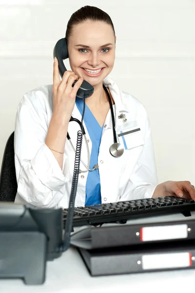 Medicinsk expert kommunicera på telefon — Stockfoto