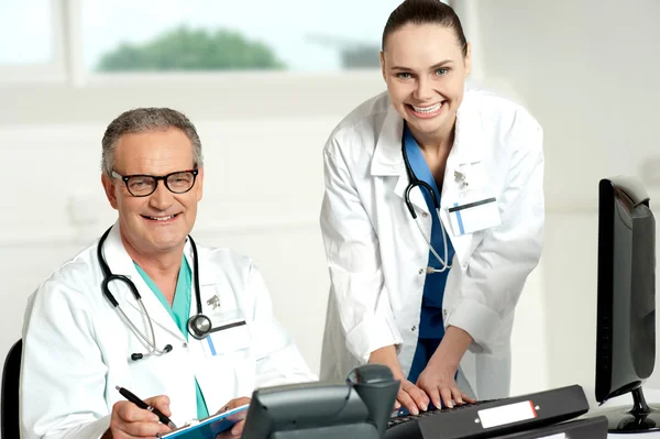 Artsen team. vrouwelijke assistent typen op toetsenbord — Stockfoto
