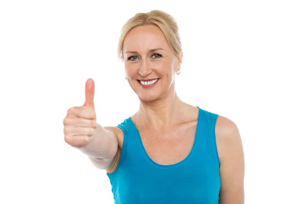 Uśmiechający się w wieku kobieta pokazano kciuk w — Zdjęcie stockowe