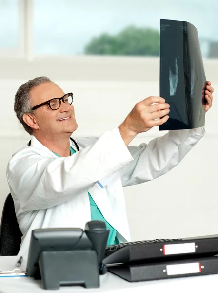 Cirujano anciano con informe de rayos X de pacientes —  Fotos de Stock