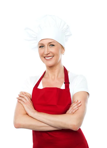 Midden leeftijd vrouwelijke chef-kok poseren met gekruiste armen — Stockfoto