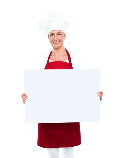 快乐的女厨师，显示白色广告牌 — 图库照片