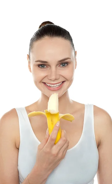 Wesoły sprawny kobieta jedzenie bananów — Zdjęcie stockowe