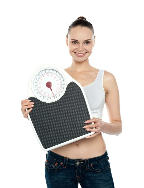 Zdravá mladá žena s vážicí rozsah — Stock fotografie