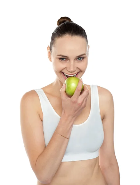 Frisk vältränad kvinna äta färskt grönt äpple — Stockfoto