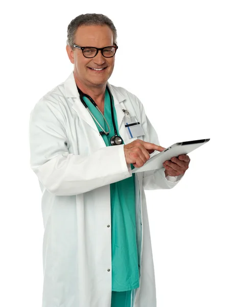 Glada läkare använder trådlös tablet enhet Royaltyfria Stockfoton