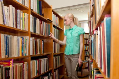 genç kız seyir için bir kitap kütüphane
