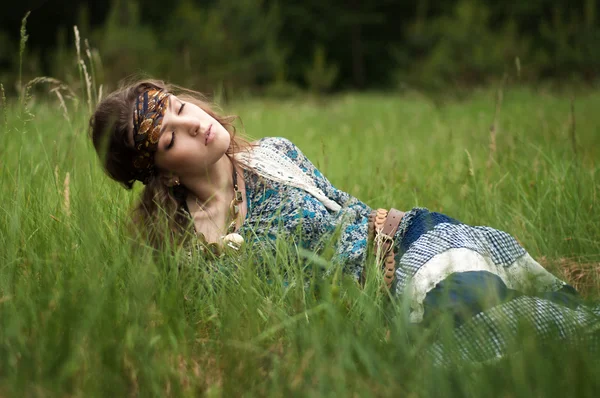 Hippie menina encontra-se na grama — Fotografia de Stock
