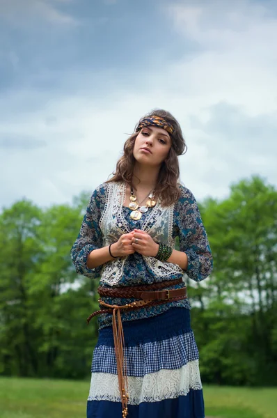 Hippie dívka na pozadí nádherné scenérie — Stock fotografie