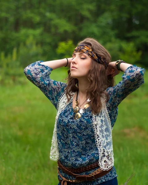 Hippie meisje op de achtergrond van prachtige landschap — Stockfoto