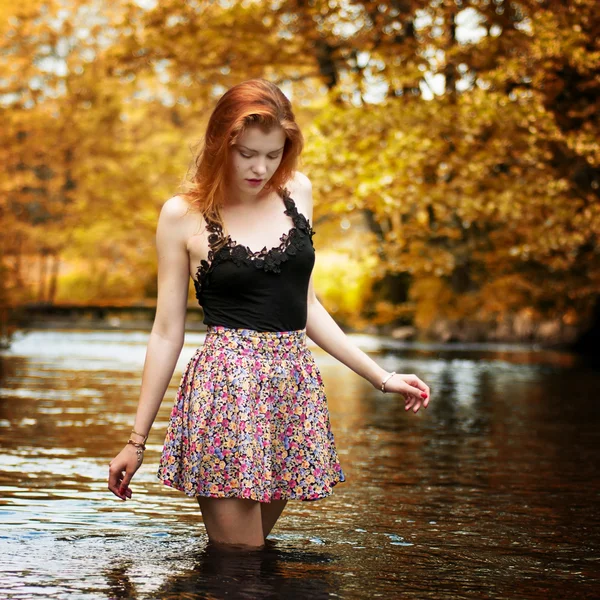 Chica que camina sobre el agua — Foto de Stock