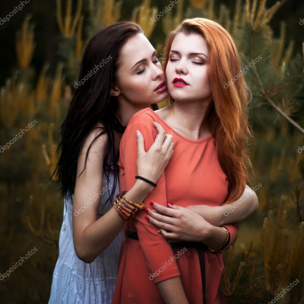 Retrato De Duas Meninas Bonitas Imagem de Stock - Imagem de marrom, bonito:  35932789