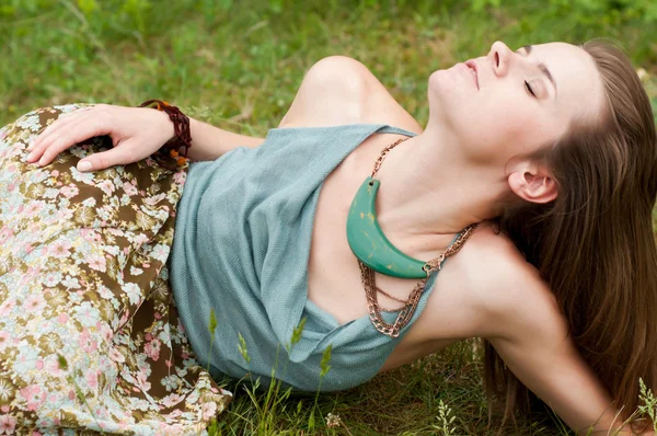 Hippie dívka leží v trávě — Stock fotografie