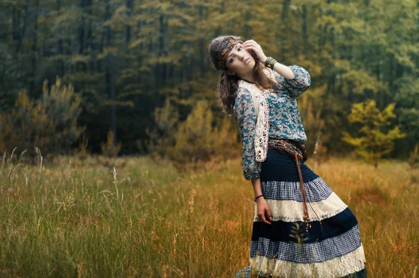 Hippie dívka na pozadí nádherné scenérie — Stock fotografie