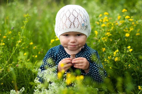 Smiling girl on the meadow looking at camera — Stock Photo, Image