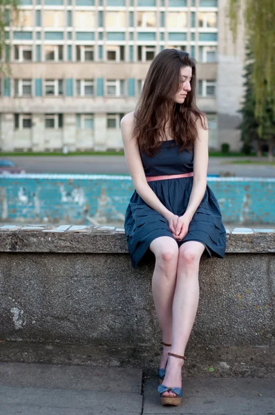 Chica joven esperando una reunión — Foto de Stock