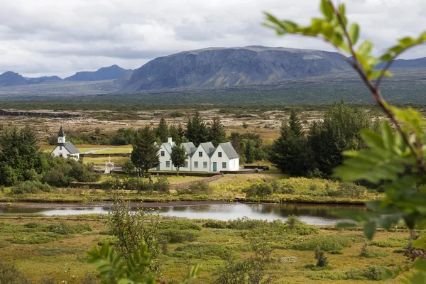 教会和房子在平格维尔冰岛 — 图库照片