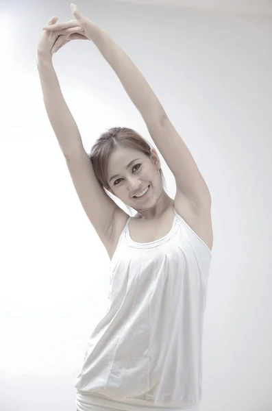Mooie Aziatische meisje met stretch oefening pose — Stockfoto