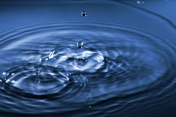 Синій плескіт води — стокове фото