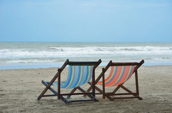 Mar, praia tropical com cadeiras — Fotografia de Stock