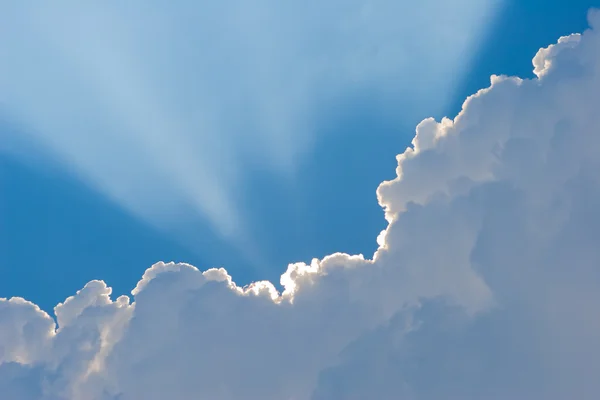 Белые облака на голубом небе. — стоковое фото