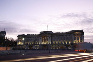 Buckingham Sarayı gece