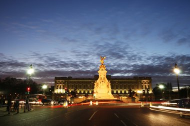 Buckingham Sarayı gece